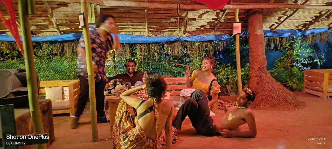 Gaia Hostels Anjuna Bagian luar foto