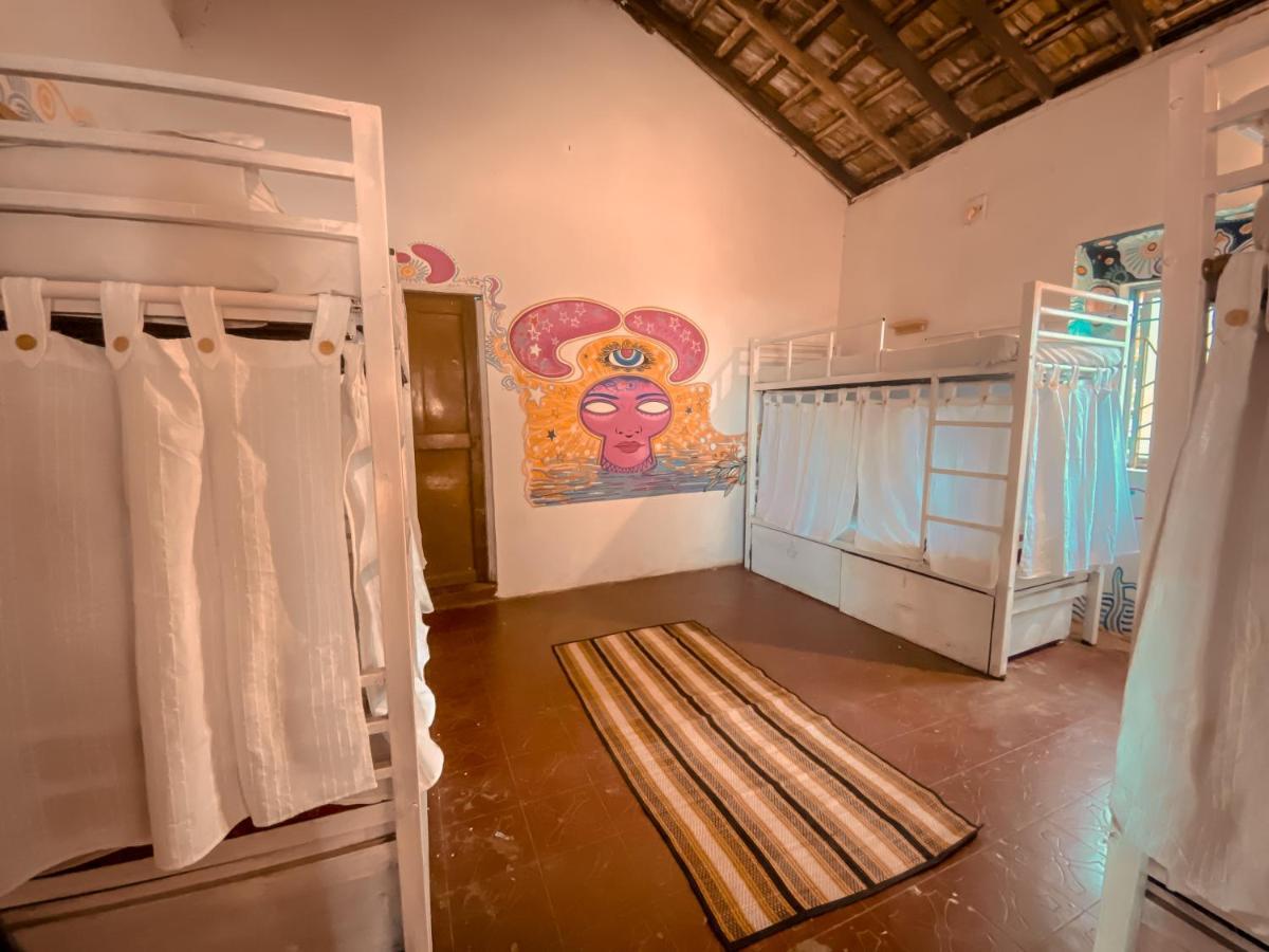 Gaia Hostels Anjuna Bagian luar foto