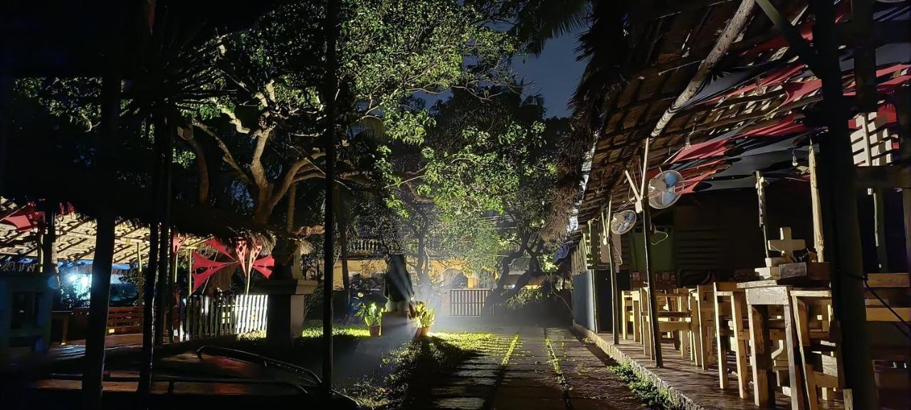 Gaia Hostels Anjuna Bagian luar foto
