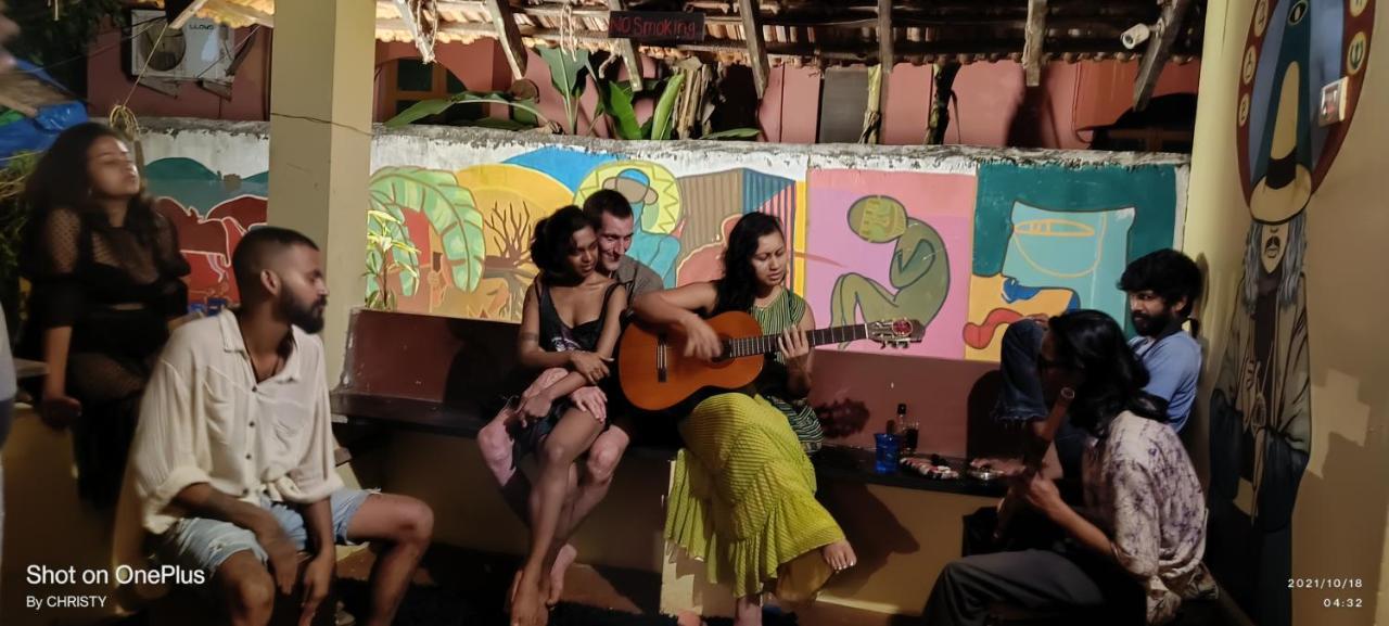Gaia Hostels Anjuna Bagian luar foto