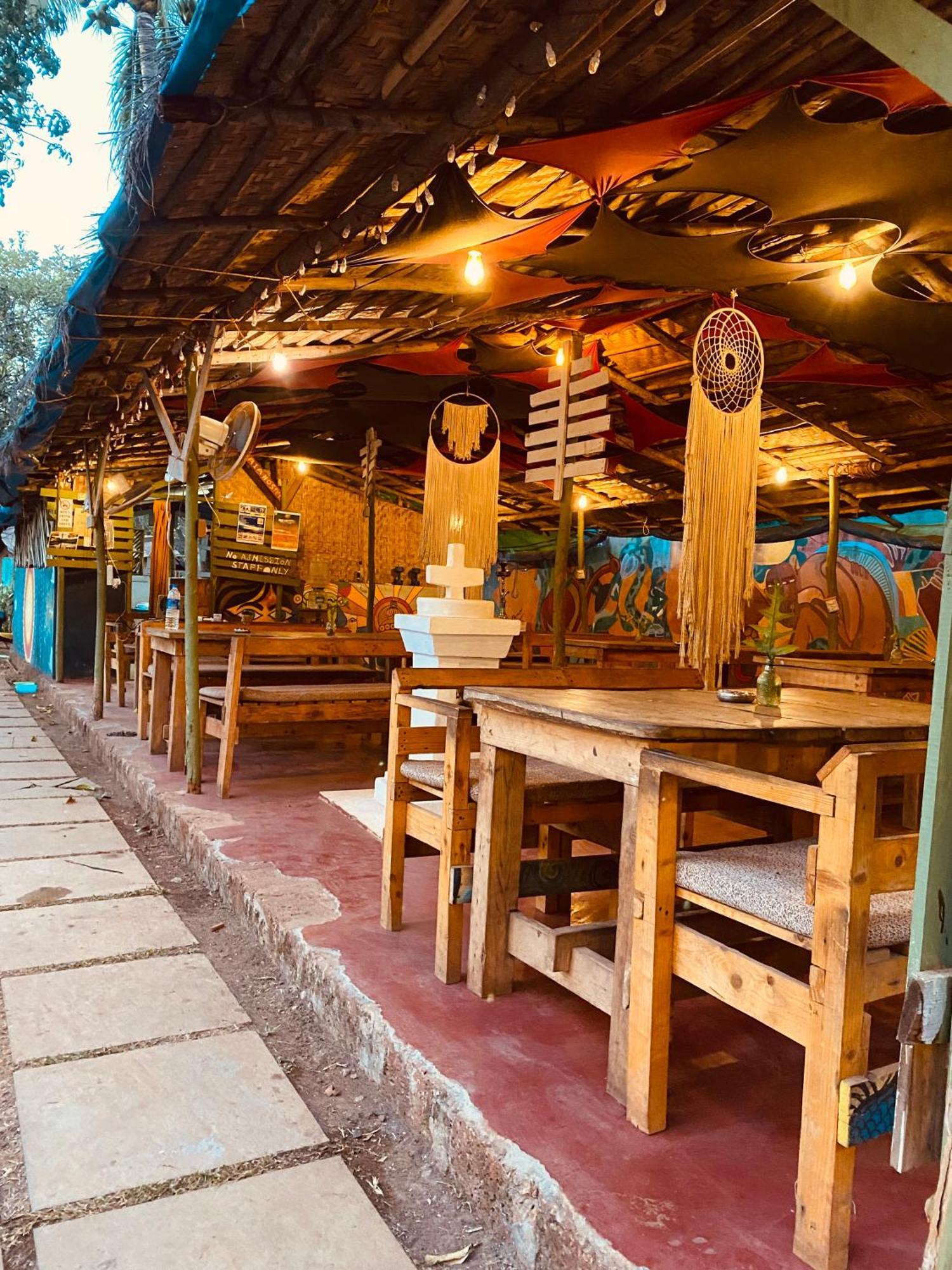 Gaia Hostels Anjuna Bagian luar foto