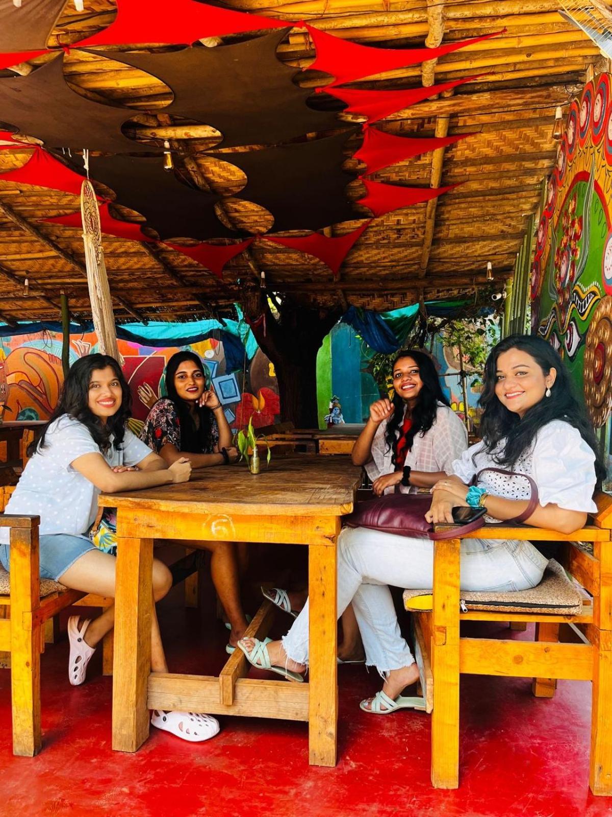 Gaia Hostels Anjuna Bagian luar foto
