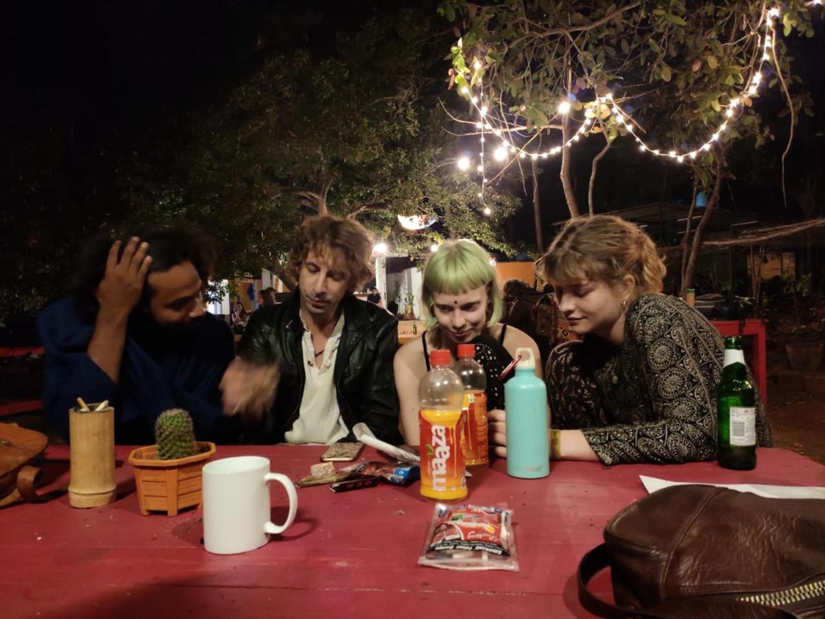 Gaia Hostels Anjuna Bagian luar foto